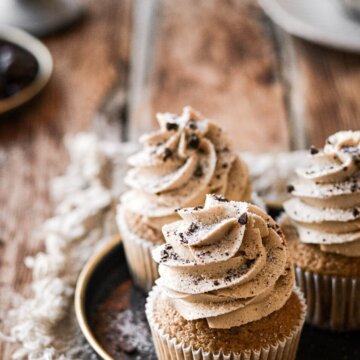 Coffee cupcakes on a black plate.