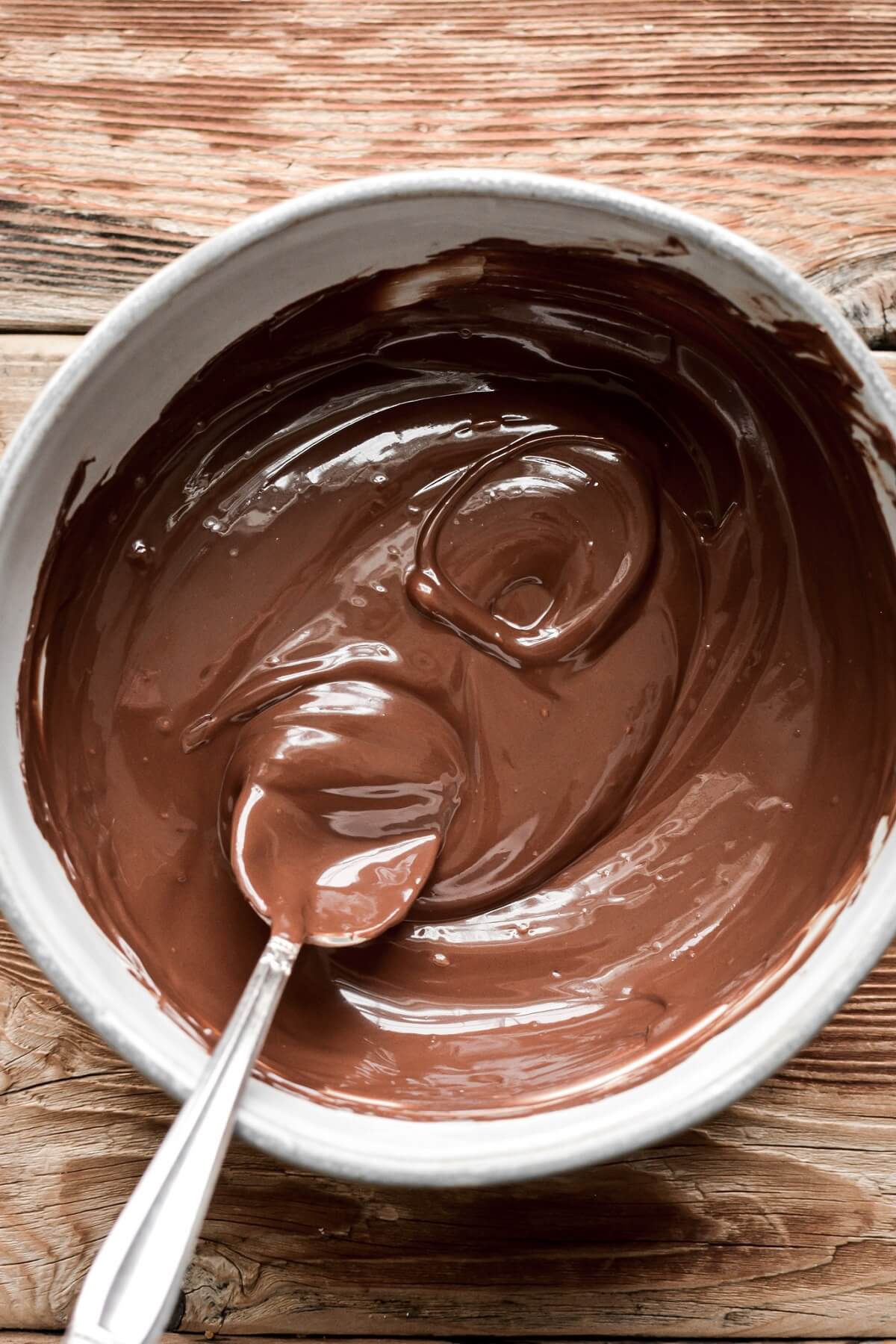 Bowl of melted chocolate.