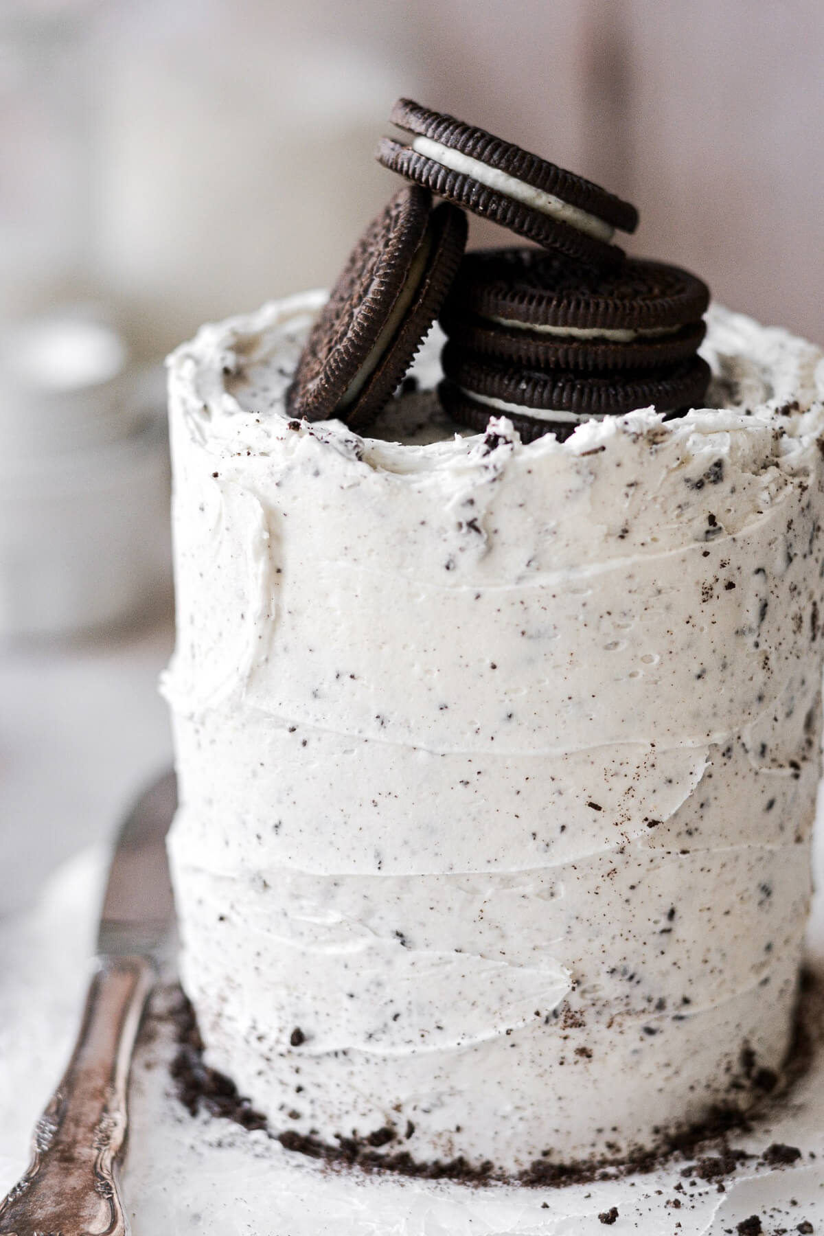 Mini cookies and cream cake topped with Oreos.