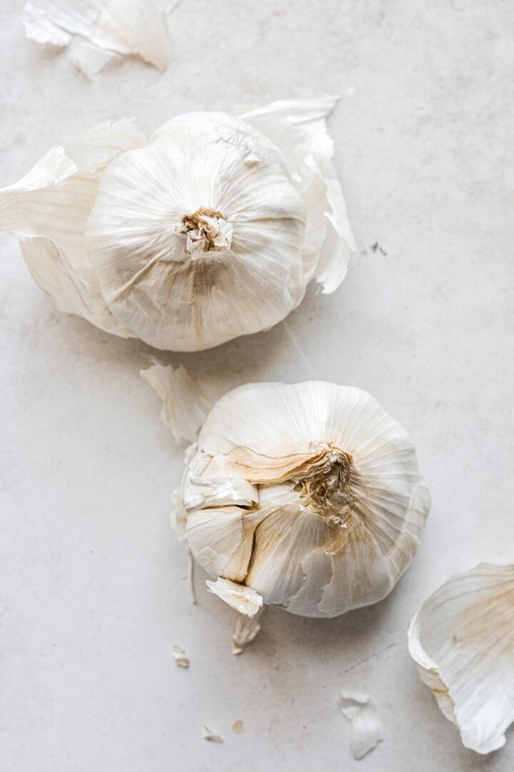 Whole heads of garlic.