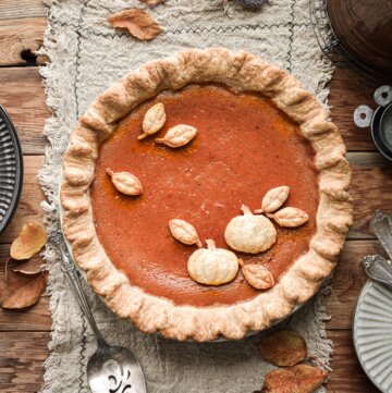 Pumpkin pie, decorated with pie crust pumpkins and leaves.