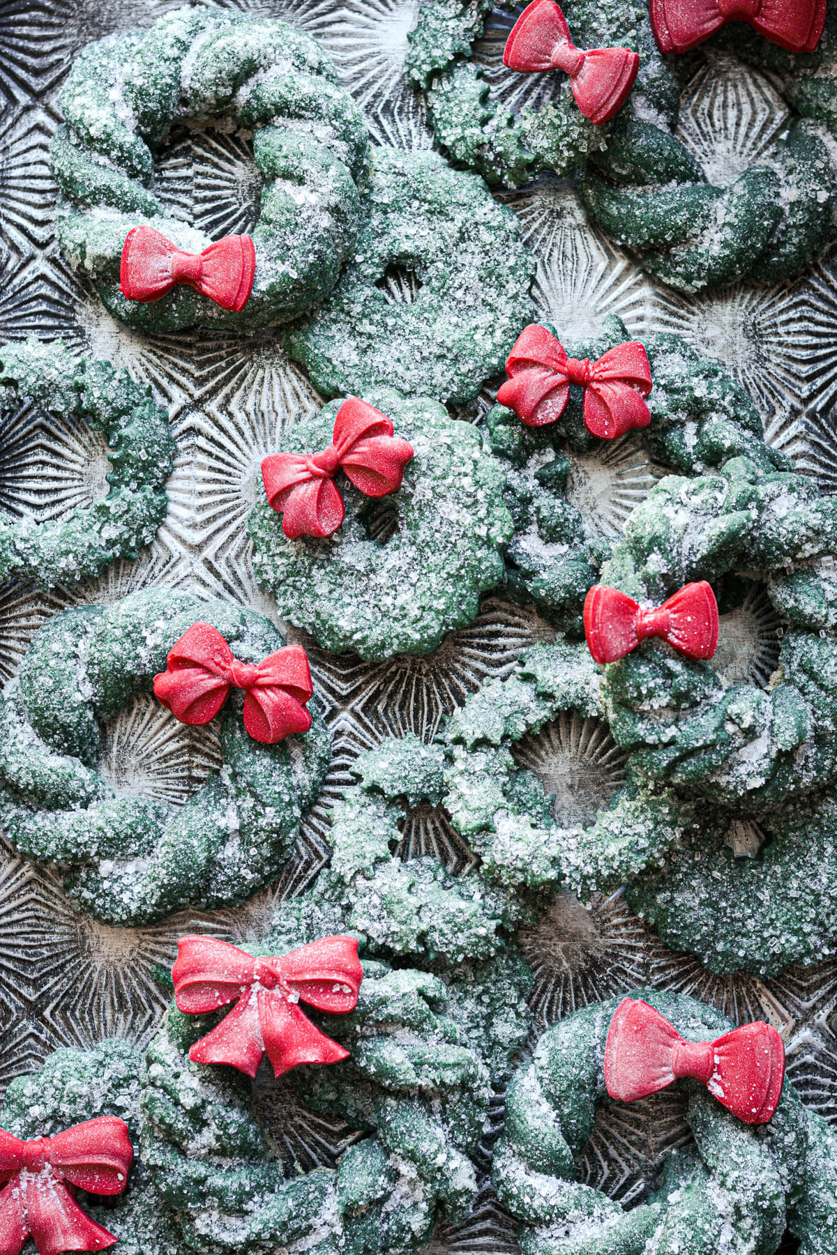 Christmas wreath sugar cookies with red chocolate bows.