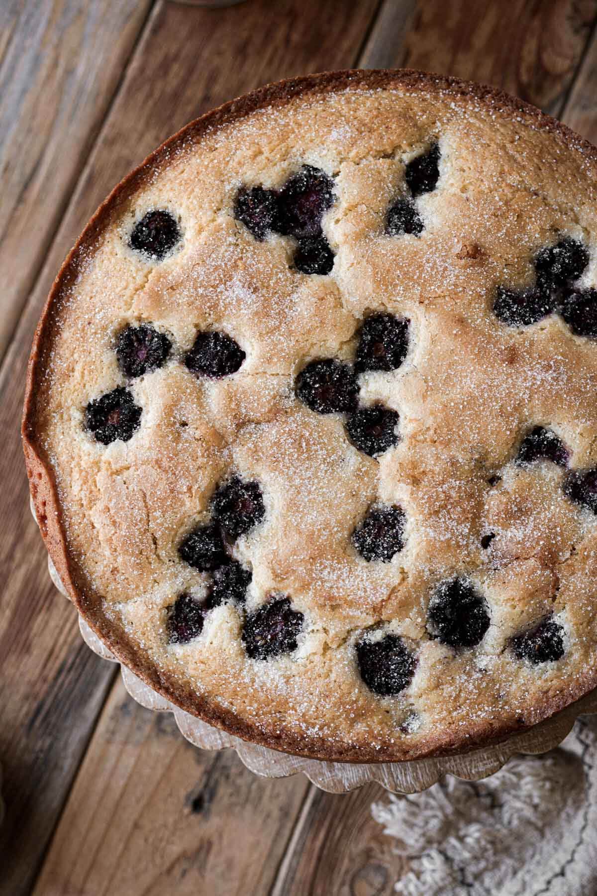Blackberry almond cake sprinkled with sugar.