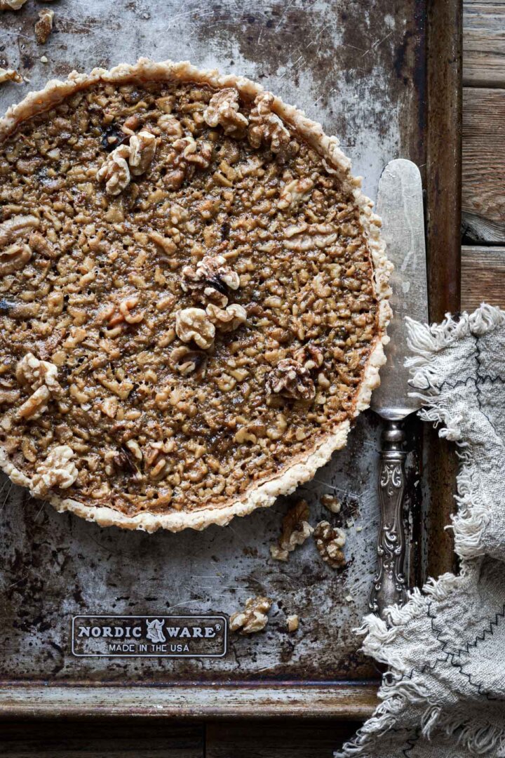 Step 8 for making walnut pie - baked pie.