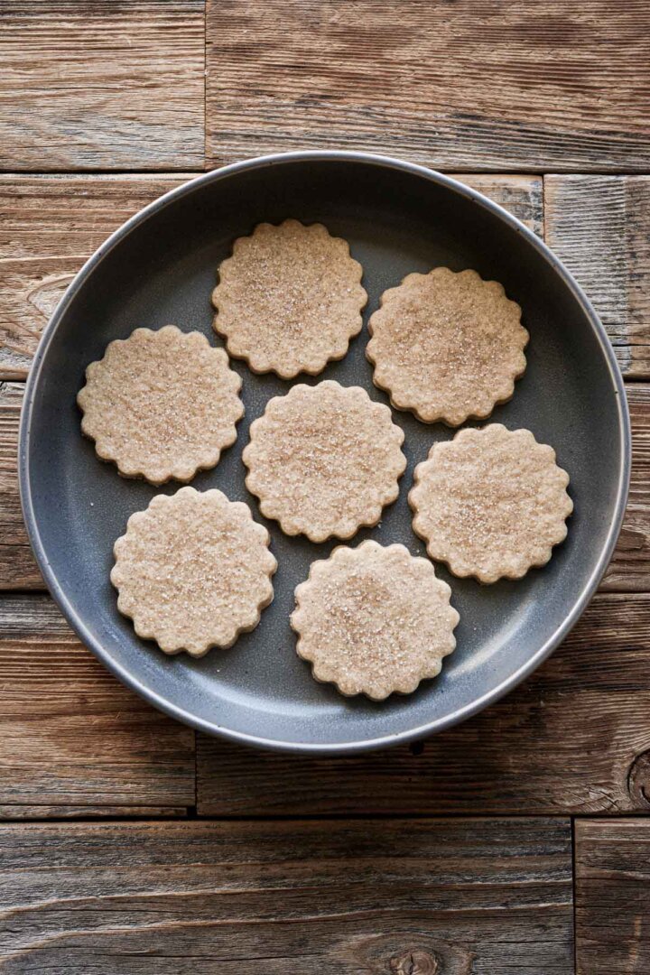Step 1 for making banana pudding - cookie layer.