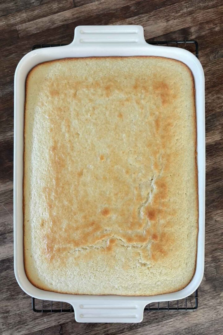 Baked vanilla cake.