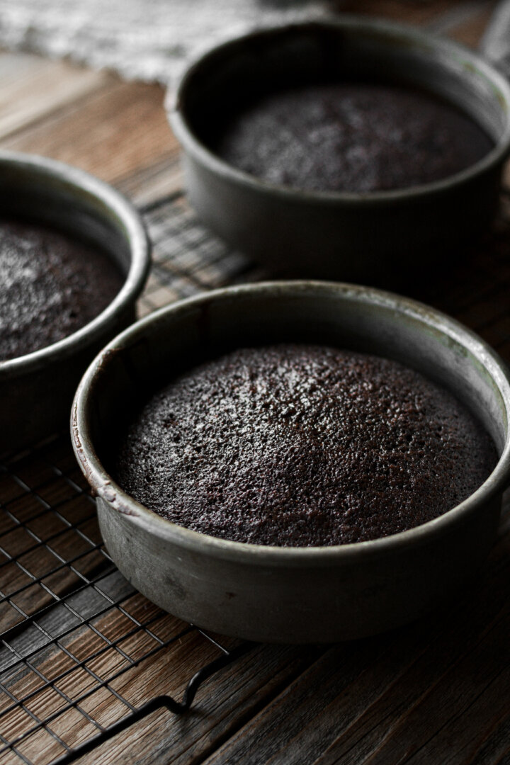 Spice cakes cooling in cake pans.